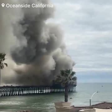 🚨#BREAKING: Firefighters are battling a massive fire at the Oceanside Pier #Oceanside | #California