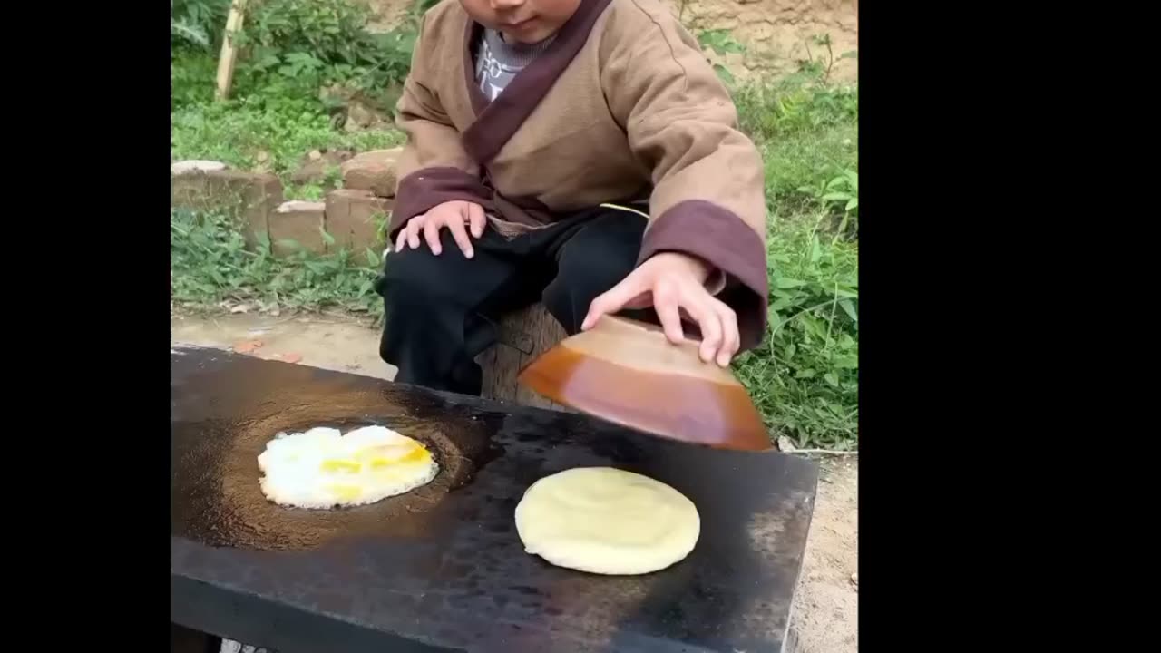 Little chef 😁💓😁🔥🧍#shortvideo#rumble#little boy making ban #trending video