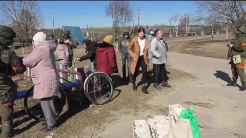 Ukraine war - Russian soldiers give humanitarian aid