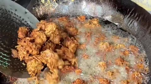 Onions bhaji making in Mumbai
