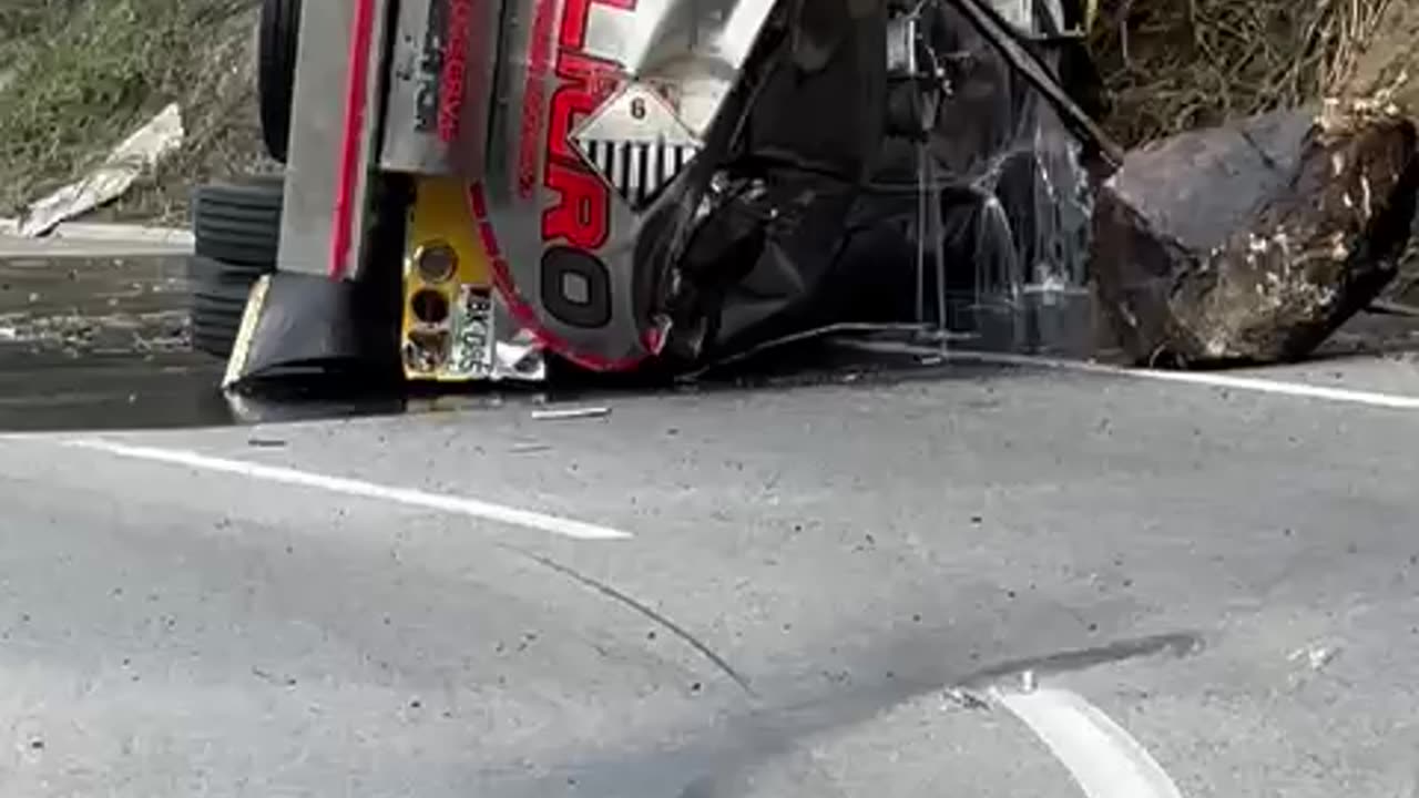 Camión cargado de combustible se volcó en Girón