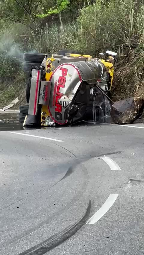 Camión cargado de combustible se volcó en Girón