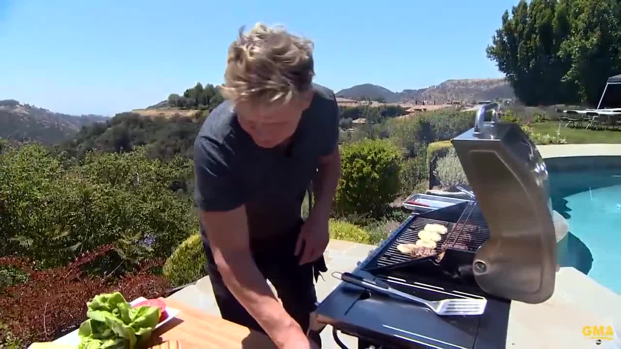 Gordon Ramsay's perfect burger tutorial _ GMA