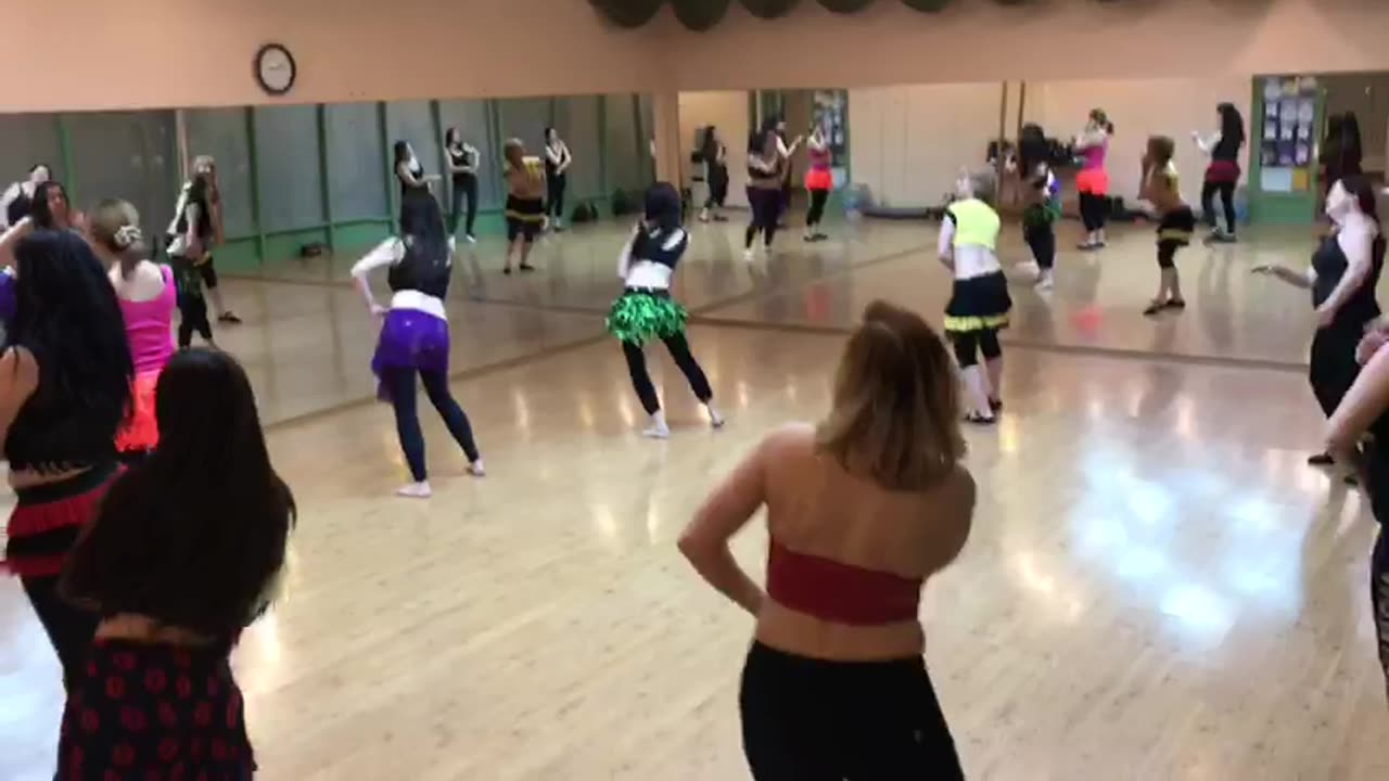 Nice Dancing Girls - Egyptian Folk Dance - Rehearsal in Dance Studio