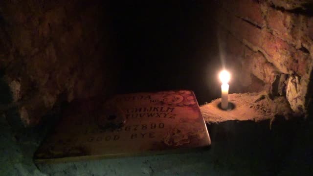 Ouija en las catacumbas