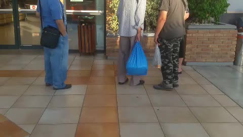 ΟΙ ΣΚΛΑΒΟΙ ΤΩΝ ΣΟΥΠΕΡ ΜΑΡΚΕΤ ΠΕΡΙΜΕΝΟΥΝ ΑΠΟ ΤΟ ΠΡΩΙ ΝΑ ΜΠΟΥΝ ΠΡΩΤΟΙ!!!