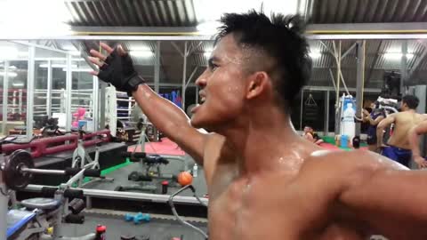 Buakaw shows his abdomen of steel!!