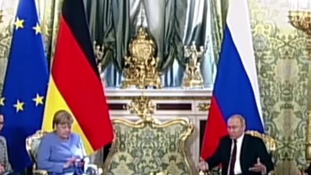 Merkel's phone call interrupted talks with Putin