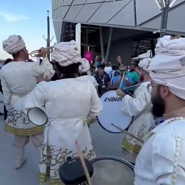 Rússia fora da copa por conta dos palhaços ocidentais, mas uma orquestra do Catar a homenageou.