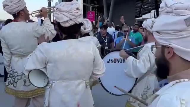 Rússia fora da copa por conta dos palhaços ocidentais, mas uma orquestra do Catar a homenageou.