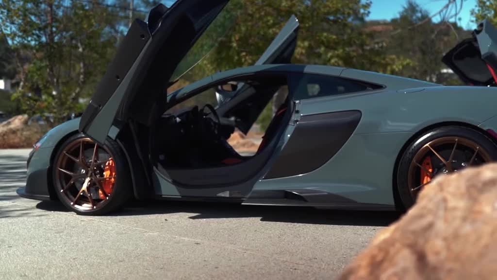 #McLaren 765lt, butterfly door and folding instrument are fascinating