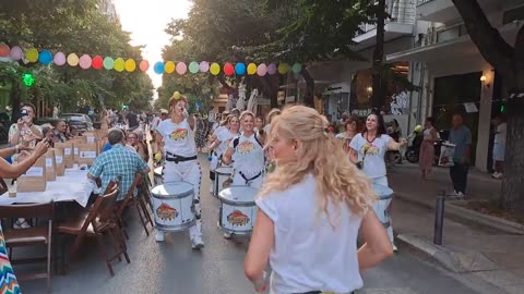 “Μια γειτονιά όλοι” στο μεγάλο τραπέζωμα της οδού Αλ. Σβώλου για το “Δείπνο της Άνοιξης”