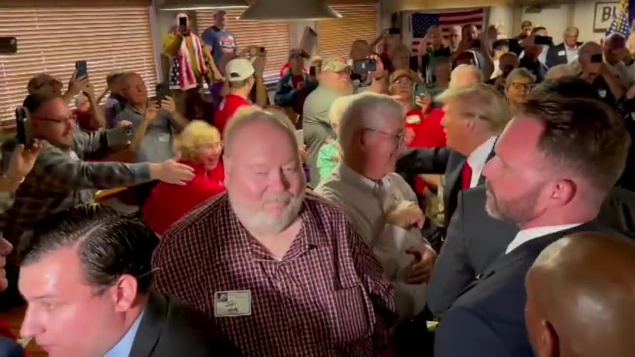 trump arrives at machine shed restaurant iowa