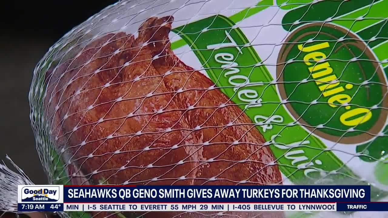 Seahawks QB Geno Smith gives away turkeys for Thanksgiving