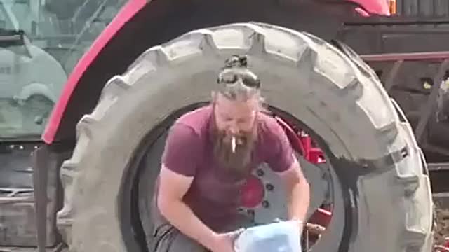 Dismantling the tire can be done by one person. Do you think it's a master?