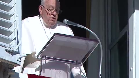 Il Papa all'angelus condanna gli attacchi alle chiese