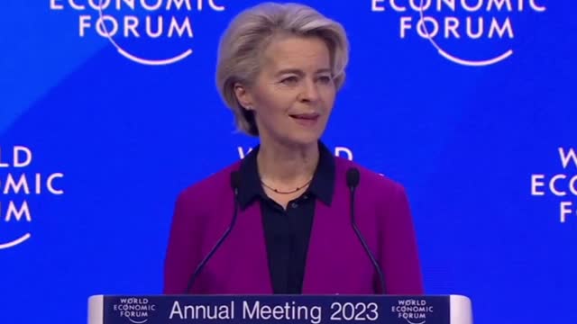 Super-ricos defendem taxação sobre riqueza em Davos.