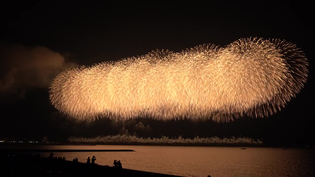 柏崎の花火、尺玉100発一斉打ち上げ