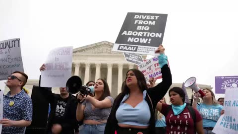 Grupos de personas protestan frente al Tribunal Supremo en Washington a favor y en contra del aborto