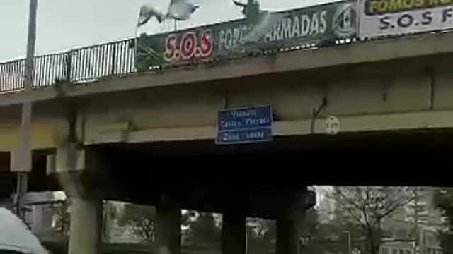 Povo pedindo socorro