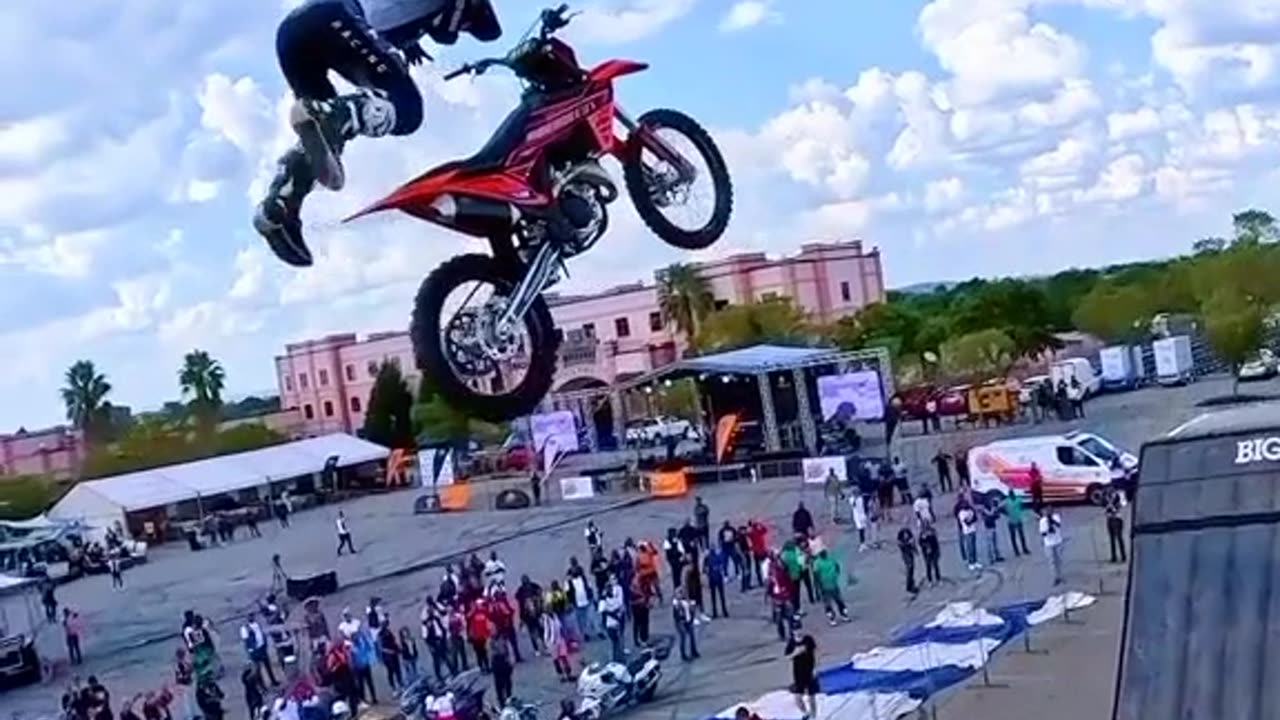 Stunts on 🚲 bike #rumble #viral #tranding