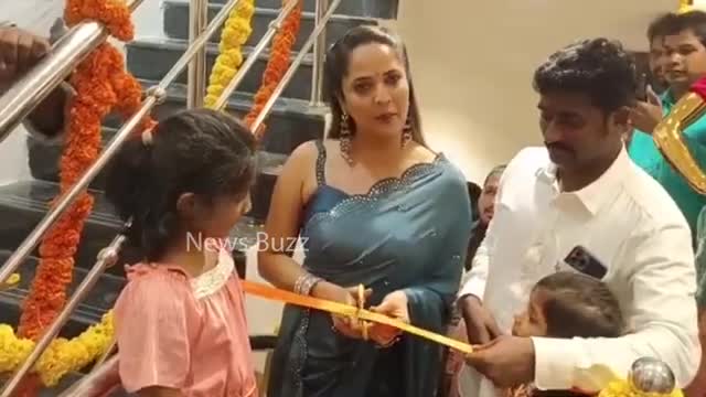 Anasuya Bharadwaj Serious On Her Fans At Shopping Mall Opening | Anasuya Latest Video | News Buzz