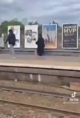 Islamist woman goes around in the US acting like Iranian morality police