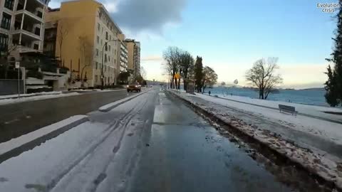 BC snowstorm buried the streets! Blizzard strikes Vancouver causes car sliding