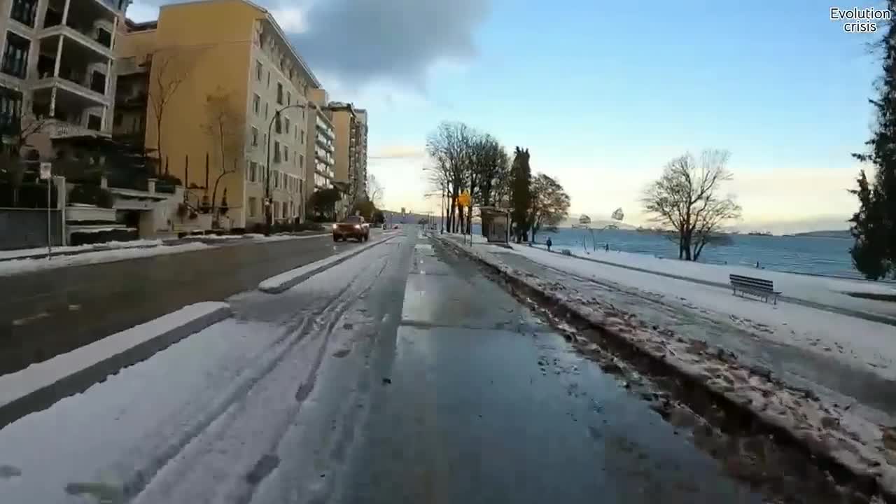 BC snowstorm buried the streets! Blizzard strikes Vancouver causes car sliding