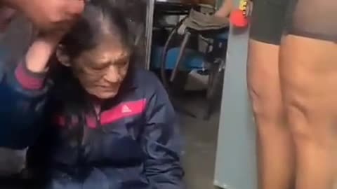 Video de una anciana amordazada por delincuentes