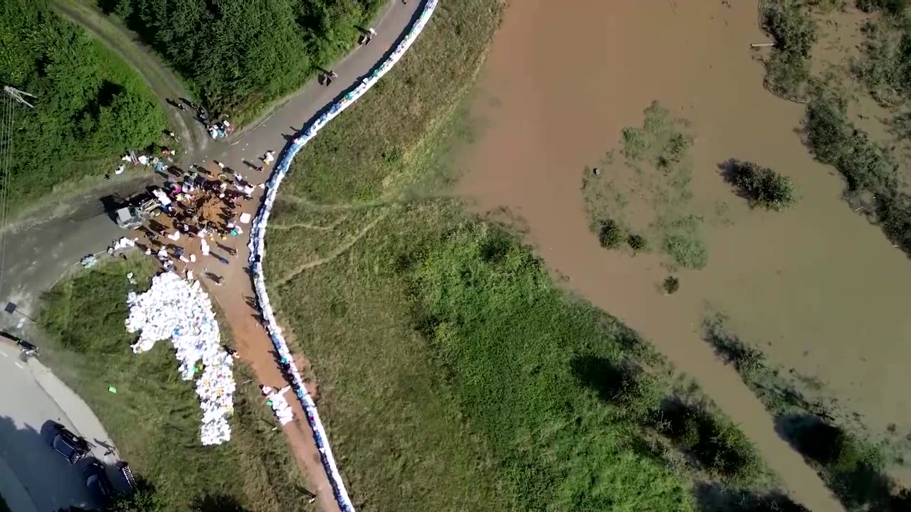 Residents in Poland's Wroclaw fortify riverbanks amid flood threat