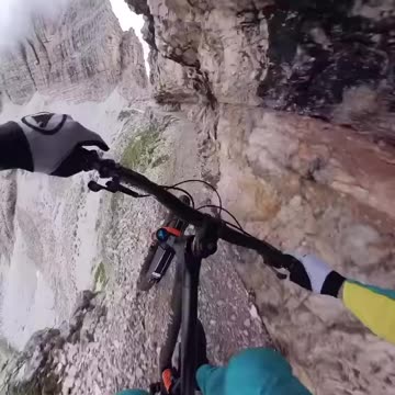 No way this guys is NUTS! 🥵💀. One little mistake and you are done.