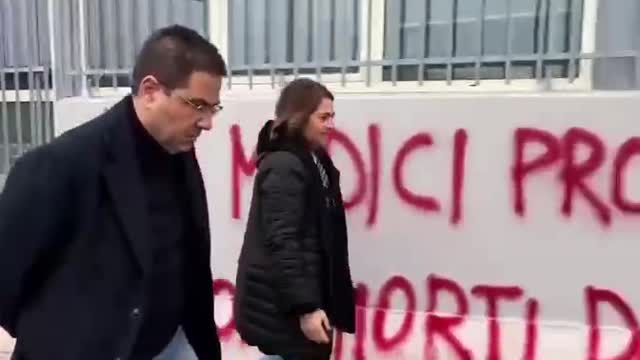 Hspital en Italia con pintadas VACUNAS+5G MUERTE