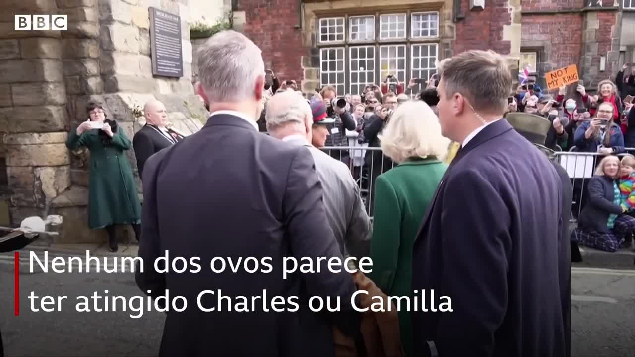 Manifestante atira ovos contra rei Charles