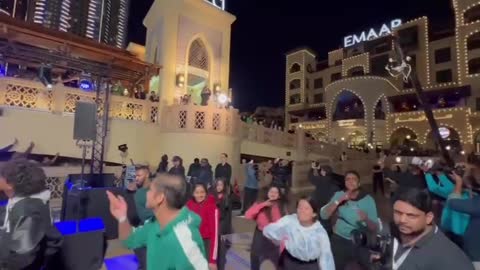 Dance with SRK in Dubai