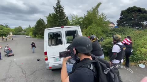 Les Proud Boys retournent une camionnette qui était utilisée par les Anitfas