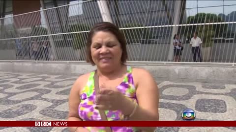 Rio robbery attempt filmed by TV crew - BBC News