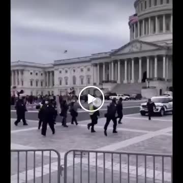 Poliziotti coinvolti chiamano la folla