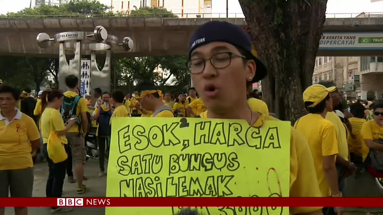 Malaysia protests: Anger on Kuala Lumpur's streets - BBC News