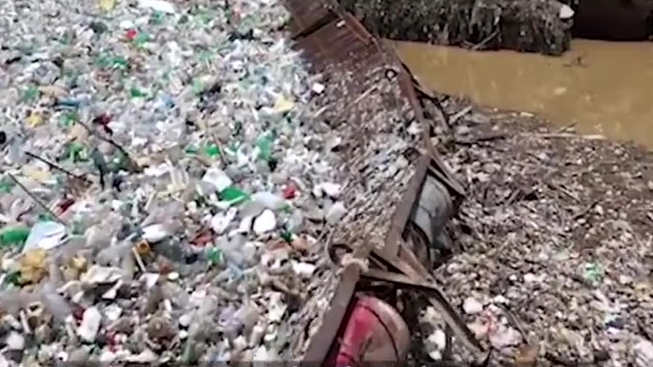 Brilliant way of cleaning the trash from the rivers