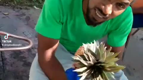 How to peel a pineapple