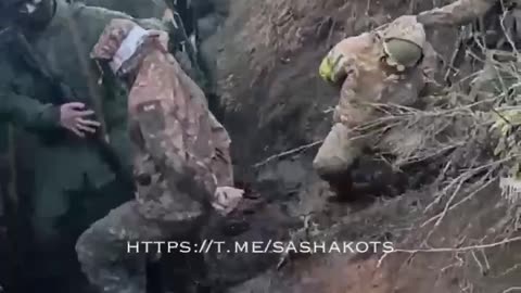 Russian Soldiers Capture Ukrainian Soldiers