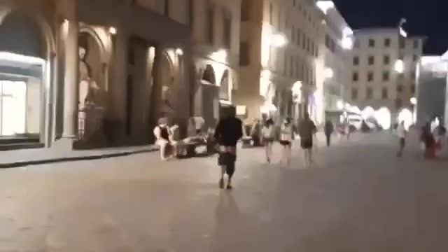 Firenze, immigrato gira con il sedere scoperto