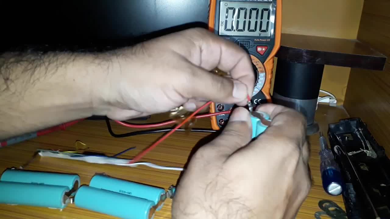 How to open laptop battery