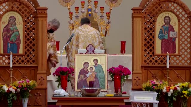 Ukrainian-Americans pray for peace during Sunday services