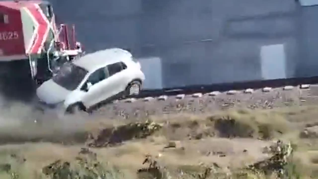 🚆Train hits car railway🛤️ crossing in Mexico