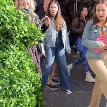 You never Know 😂💃😂 they got scared 😱 Statue Prank
