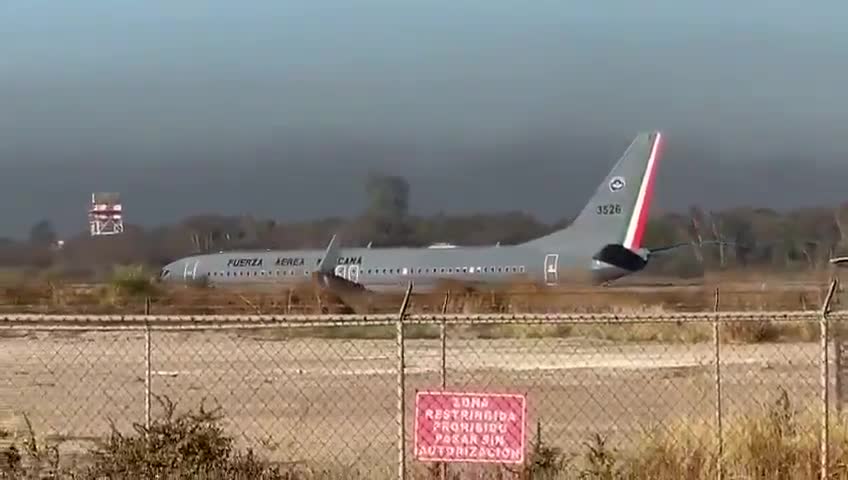 🇬🇧These armed groups fired at a Mexican Air Force plane at the Culiacán airport