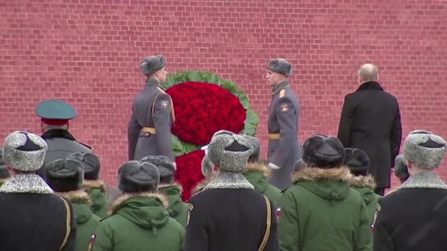 Putin lays wreath to honor armed forces