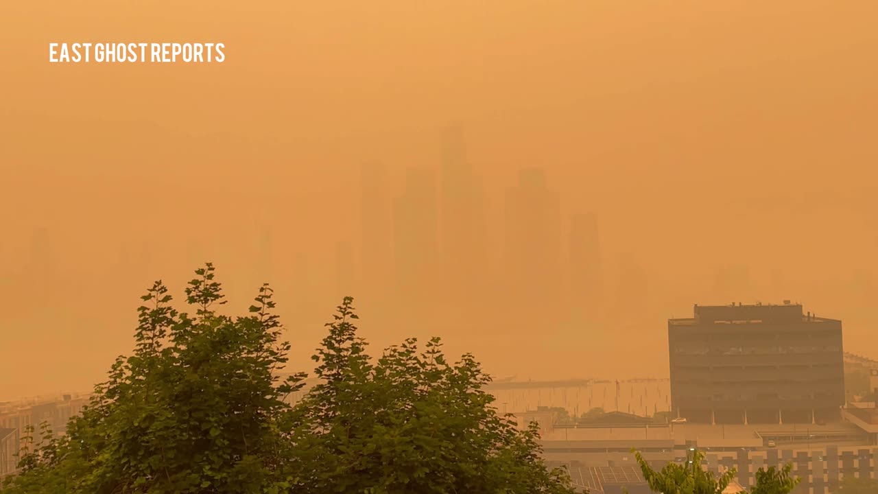 Apocalyptic looking cloud of thick smoke and haze covers New York City.